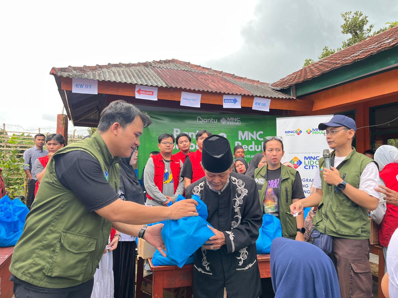 MNC Peduli dan YBIB Salurkan 700 Paket Sembako bagi Warga Prasejahtera di Sekitar KEK Lido City