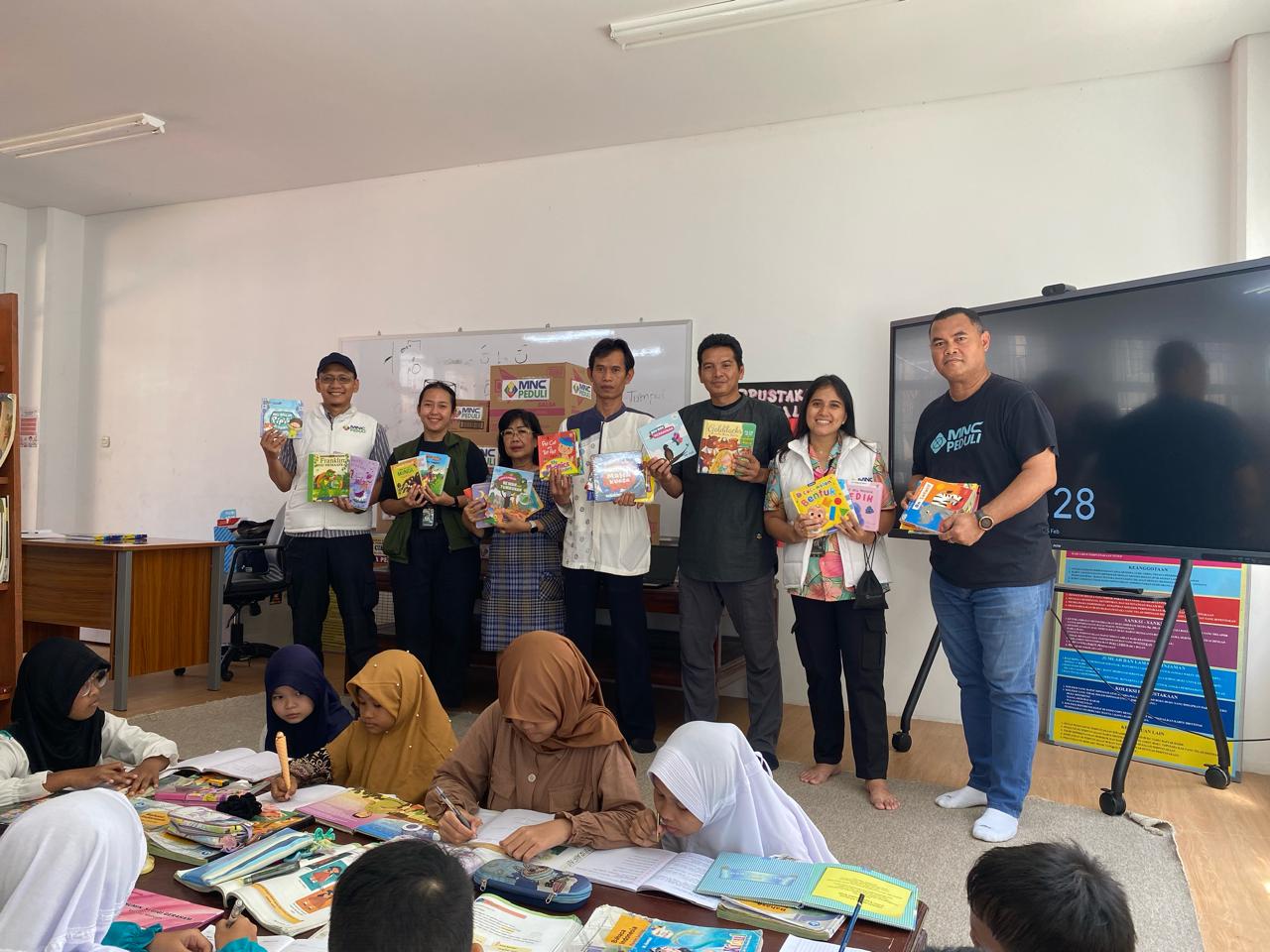 MNC Peduli Salurkan Ratusan Buku ke SDN 01 Cikini, Dorong Budaya Literasi di Bulan Ramadhan